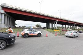 Los agresores presuntamente patearon en el pecho al oficial antes de huir, abandonando el vehículo, el cual fue asegurado por las autoridades.