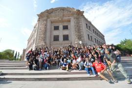Los alumnos inconformes celebran sus logros obtenidos tras la negociación con representantes del Tecnológico de México.