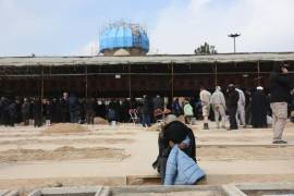 Una mujer iraní llora en el cementerio Behesht Zahra, al sur de Teherán, el pasado 9 de marzo.