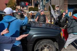 Todd Lovic (centro) se enfrenta a activistas contra la campaña migratoria, en Springdale, Pensilvania, el 14 de febrero de 2026.