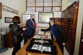 Olivia Strozzi Galindo, directora del Archivo Municipal, guio la visita por las diferentes áreas