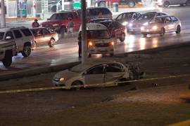 El auto en el que viajaban ocho jóvenes quedó deshecho; uno de ellos lamentablemente falleció.