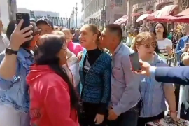 El equipo de Ayudantía de la presidenta Sheinbaum reaccionó e intervino para alejar al hombre.