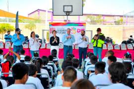 El alcalde Román Alberto Cepeda González dirigió un mensaje a los niños beneficiarios, destacando la importancia de la educación para su futuro.