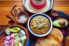 El pozole, platillo con raíces prehispánicas, simboliza fuerza y fertilidad, y sigue presente en las festividades mexicanas.