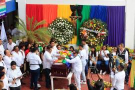 Con flores, globos y los colores de la comunidad LGBT, familiares y amigos despidieron este lunes en Acapulco, Guerrero, a Ulises Salvador Nava, activista de la comunidad asesinado el domingo en Aguascalientes.