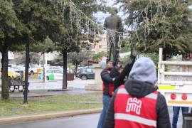 Cuadrillas municipales retiraron las luces instaladas en bulevares y el Centro Histórico de la ciudad.