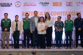 Durante entrega de constancias, autoridades destacan capacitación como vía para fortalecer la economía familiar.