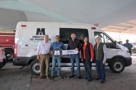 Autoridades municipales durante la entrega oficial de la nueva ambulancia.