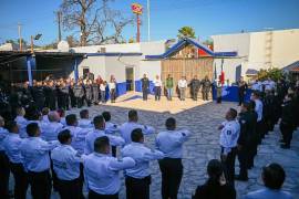 Elementos de la policía escuchan atentos el anuncio de rehabilitación de sus instalaciones.