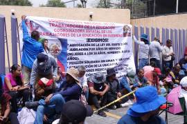 Maestros de la Coordinadora Nacional de Trabajadores de la Educación (CNTE) se mantienen afuera de la Fundación Mexicana para la Salud en donde exigen un diálogo con Claudia Sheinbaum, presidenta de México, en atención a sus demandas de la abrogación de la Ley del ISSTE del 2007 y la modificación de las Reformas Educativa y Laboral.