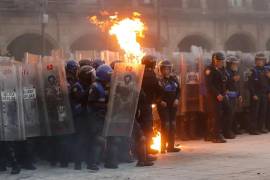 la jornada se tensó cuando un grupo ajeno a la marcha saqueó supermercados y farmacias para repartir productos entre asistentes y vendedores ambulantes.