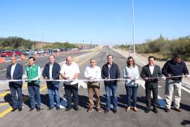 Manolo Jiménez y autoridades locales cortan el listón inaugural del bulevar Carlos Salinas de Gortari.