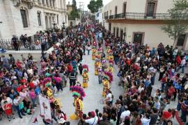 Matlachinada llena de color, música y danzas, calles de Saltillo