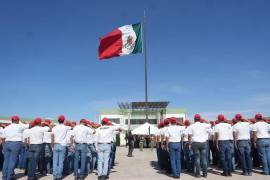Jóvenes del Servicio Militar Nacional rinden saludo a la bandera durante la ceremonia en el 105 Batallón de Infantería.