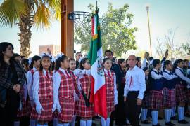 Alumnos participan en la entrega de banderas, reafirmando el respeto a los símbolos nacionales.