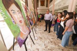 Autoridades universitarias inauguraron la exposición “Ella somos todas” en el lobby de Rectoría.