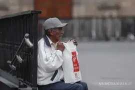 Sin dinero ni apoyo, el anciano busca ayuda para recuperar su casa y sobrevivir.