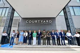 El gobernador Manolo Jiménez y el alcalde de Torreón, Miguel Ángel Riquelme, encabezaron el corte de listón en el Courtyard by Marriott.