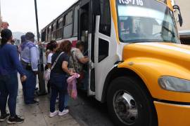 Usuarios abordan una unidad de la ruta RS-716, que comenzó operaciones el pasado 6 de mayo.