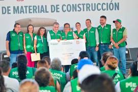 El alcalde Miguel Riquelme entregó insumos para la construcción con precios preferenciales, a pobladores de Campo Nuevo Zaragoza, en Torreón.