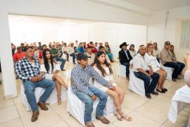 Las parejas celebran su matrimonio junto a funcionarios municipales.