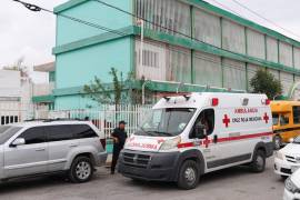 Una ambulancia de la Cruz Roja permanece en el exterior de la primaria Francisco I. Madero, en la colonia El Pueblo, tras la movilización por el accidente de un alumno.