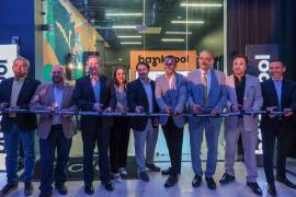 Directivos de Bankaool y Canaco Servytur Chihuahua realizaron la apertura de la sede destinada a impulsar el crecimiento de pymes y emprendedores locales. FOTO: CORTESÍA