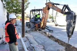 La obra se realizó sobre la calle Frontera, entre el bulevar Harold R. Pape y la calle Valparaíso, una zona que durante años presentó fallas en el servicio debido al desgaste de la red hidráulica.