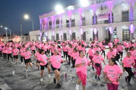 Decenas de mujeres llenaron la plaza principal con música y solidaridad.