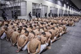 El Salvador se encuentra en estado de excepción desde 2022, cuando Bukele suspendió los derechos constitucionales y desató las fuerzas de seguridad para enfrentarse a la MS-13 y al Barrio 18.