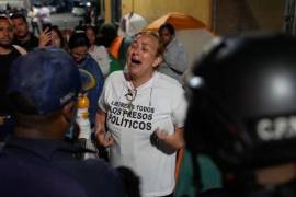 Evelis Cano, madre del preso político Jack Tantak Cano, apela a la policía frente al centro de detención Zona 7 en Caracas.