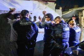 Los detenidos fueron puestos a disposición de las autoridades correspondientes, donde se determinará su situación legal tras el aseguramiento del arma de fuego y los objetos localizados.