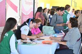 Mujeres recibieron exploraciones clínicas de mama y mastografías en unidad móvil.