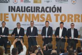 El gobernador Manolo Jiménez Salinas, el alcalde Miguel lÁngel Riquelme Solís y directivos de VYNMSA encabezaron la inauguración del parque industrial en Torreón.