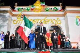 El alcalde Víctor Manuel Leija Vega encabezó la ceremonia del Grito desde el balcón de la Presidencia Municipal.
