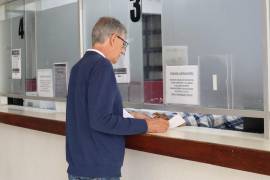 Contribuyentes acuden a las cajas de la Presidencia Municipal para ponerse al corriente en sus pagos.