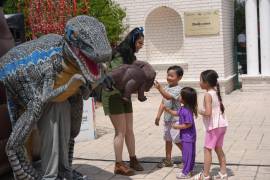 Dinolandia es un parque temático con dinosaurios animatrónicos a escala real.