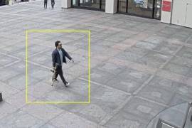 Esta imagen captada de un video de vigilancia, obtenida por The Associated Press, muestra a Shane Tamura afuera de un edificio de oficinas de Manhattan, el lunes 28 de julio de 2025, en Nueva York.