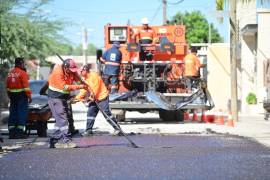 Cuadrillas del SIMV realizan la aplicación de microcarpeta asfáltica y labores de señalización en las calles del sector.