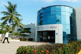 El servicio contempla traslados permanentes a los doctores con chofer hasta sus unidades médicas, hospedaje seguro y permanente, equipado con aparatos como microondas y televisión, dieta especial entregada tres veces al día y atención personal las 24 horas.