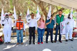 La jornada se llevó a cabo en la Plaza Central de Bella Unión, donde autoridades y ciudadanía sumaron esfuerzos para eliminar posibles criaderos de mosquitos.