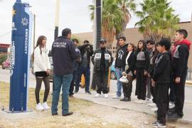 Autoridades municipales supervisan uno de los nuevos Puntos Violeta instalados en Monclova.