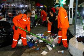 Botellas, vasos y otros desechos fueron retirados durante el operativo de limpieza desplegado tras los festejos patrios en Torreón.