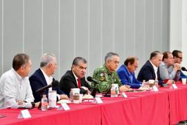 El gobernador Miguel Ángel Riquelme (tercero de izquierda a derecha), presidió en Torreón la reunión del Subcomité de Salud.