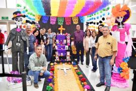 El altar de muertos está colocado a la entrada de la Presidencia Municipal.