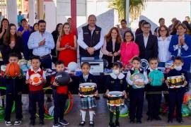El alcalde Tomás Gutiérrez Merino encabezó la entrega de apoyos del programa “En Tu Escuela Tú Eliges” en la primaria María Elena Flores Gaona.