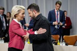 La presidenta de la Comisión Europea, Ursula von der Leyen, saluda al presidente de Ucrania, Volodímir Zelenski, en la 7ª reunión de la Comunidad Política Europea (CPE) en Copenhague, Dinamarca.