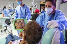 A través del programa “Mejorando sonrisas”, la Secretaría de Salud benefició a 100 personas con prótesis dentales.