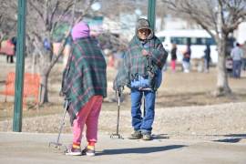 Adultos mayores fueron atendidos durante los recorridos del operativo invernal en distintos sectores de la ciudad.